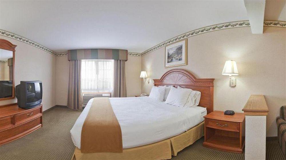 Express & By Ihg Defiance